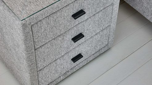 Nachtkommode Ada nova butor | il aus Stoff in Hellgrau Interliving Bettsystem Serie 1414 - Nachtkommode platingrauer Stoffbezug GFS49 - drei Schubladen