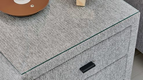 Nachtkommode Ada nova butor | il aus Stoff in Hellgrau Interliving Bettsystem Serie 1414 - Nachtkommode platingrauer Stoffbezug GFS49 - drei Schubladen