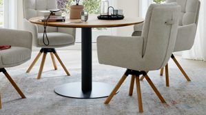 Vierfußstuhl Interliving aus Stoff in Weiß Interliving Esszimmer Serie 5116 – Armlehnstuhl cremeweißer Bezug Cyber & Eichenholzfüße