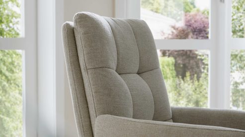 Vierfußstuhl Interliving aus Stoff in Weiß Interliving Esszimmer Serie 5116 – Armlehnstuhl cremeweißer Bezug Cyber & Eichenholzfüße