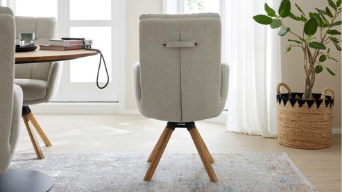 Vierfußstuhl Interliving aus Stoff in Weiß Interliving Esszimmer Serie 5116 – Armlehnstuhl cremeweißer Bezug Cyber & Eichenholzfüße