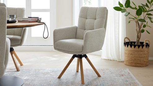 Vierfußstuhl Interliving aus Stoff in Weiß Interliving Esszimmer Serie 5116 – Armlehnstuhl cremeweißer Bezug Cyber & Eichenholzfüße