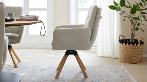 Vierfußstuhl Interliving aus Stoff in Weiß Interliving Esszimmer Serie 5116 – Armlehnstuhl cremeweißer Bezug Cyber & Eichenholzfüße