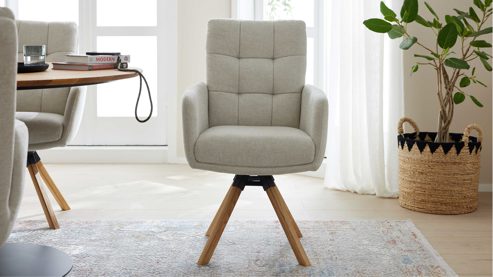 Vierfußstuhl Interliving aus Stoff in Weiß Interliving Esszimmer Serie 5116 – Armlehnstuhl cremeweißer Bezug Cyber & Eichenholzfüße