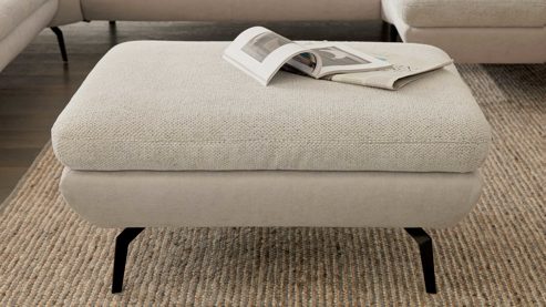 Polsterhocker Interliving aus Stoff in Creme Interliving Sofa Serie 4304 – XL-Polsterhocker ecrufarbener Bezug Macan & silberfarbener Bezug Vera – 95 x 47 cm