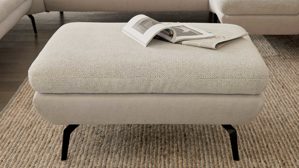 Polsterhocker Interliving aus Stoff in Creme Interliving Sofa Serie 4304 – XL-Polsterhocker ecrufarbener Bezug Macan & silberfarbener Bezug Vera – 95 x 47 cm