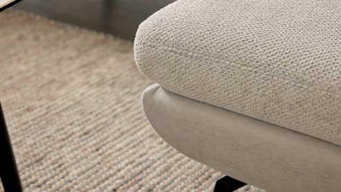 Polsterhocker Interliving aus Stoff in Creme Interliving Sofa Serie 4304 – XL-Polsterhocker ecrufarbener Bezug Macan & silberfarbener Bezug Vera – 95 x 47 cm