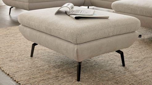 Polsterhocker Interliving aus Stoff in Creme Interliving Sofa Serie 4304 – XL-Polsterhocker ecrufarbener Bezug Macan & silberfarbener Bezug Vera – 95 x 47 cm