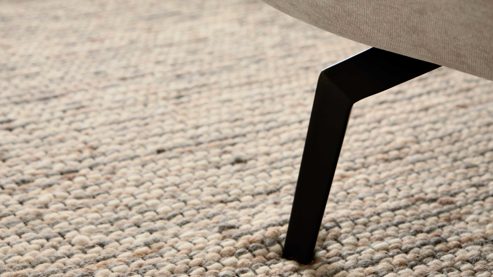 Polsterhocker Interliving aus Stoff in Creme Interliving Sofa Serie 4304 – XL-Polsterhocker ecrufarbener Bezug Macan & silberfarbener Bezug Vera – 95 x 47 cm