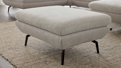 Polsterhocker Interliving aus Stoff in Creme Interliving Sofa Serie 4304 – XL-Polsterhocker ecrufarbener Bezug Macan & silberfarbener Bezug Vera – 95 x 47 cm