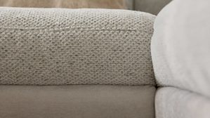 Ecksofa Interliving aus Stoff in Creme Interliving Sofa Serie 4304 – Wohnlandschaft ecrufarbener Bezug Macan & silberfarbener Bezug Vera – Stellfläche ca. 243 x 357 cm