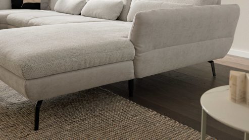 Ecksofa Interliving aus Stoff in Creme Interliving Sofa Serie 4304 – Wohnlandschaft ecrufarbener Bezug Macan & silberfarbener Bezug Vera – Stellfläche ca. 243 x 357 cm
