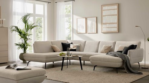 Ecksofa Interliving aus Stoff in Creme Interliving Sofa Serie 4304 – Wohnlandschaft ecrufarbener Bezug Macan & silberfarbener Bezug Vera – Stellfläche ca. 243 x 357 cm
