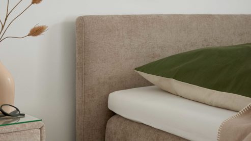 Boxspringbett Interliving aus Stoff in Beige Interliving Bettensystem Serie 1420 - Boxspringbett mit Maßkopfteil beige Chenille Toni & Füße K08-10 - Liegefläche ca. 180 x 200 cm