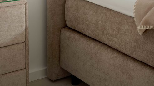 Boxspringbett Interliving aus Stoff in Beige Interliving Bettensystem Serie 1420 - Boxspringbett mit Maßkopfteil beige Chenille Toni & Füße K08-10 - Liegefläche ca. 180 x 200 cm
