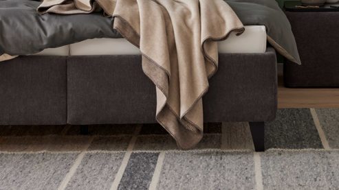 Polsterbett Interliving aus Stoff in Anthrazit Interliving Bettensystem Serie 1420 - Polsterbett anthrazitfarbener Bezug Vera & schwarze Holzfüße W016-15 - Liegefläche ca. 180 x 200 cm