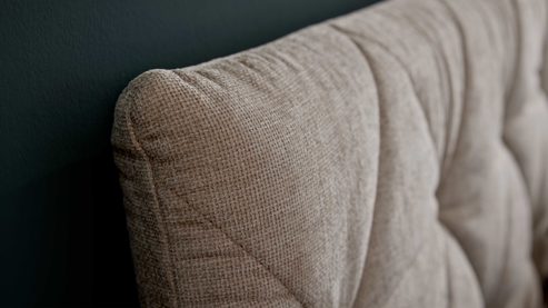 Polsterbett Interliving aus Stoff in Creme Interliving Bettensystem Serie 1420 - Polsterbett naturfarbener Bezug Harry &  & schwarze Metallfüße W010-15 M01 - Liegefläche ca. 180 x 200 cm