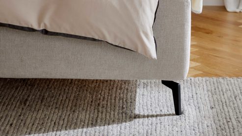 Polsterbett Interliving aus Stoff in Creme Interliving Bettensystem Serie 1420 - Polsterbett naturfarbener Bezug Harry & schwarze Metallfüße W010-15 M01 - Liegefläche ca. 180 x 200 cm