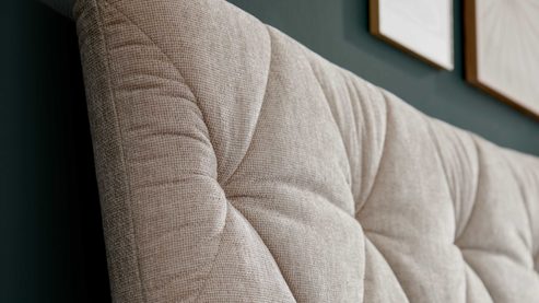 Polsterbett Interliving aus Stoff in Creme Interliving Bettensystem Serie 1420 - Polsterbett naturfarbener Bezug Harry &  & schwarze Metallfüße W010-15 M01 - Liegefläche ca. 180 x 200 cm