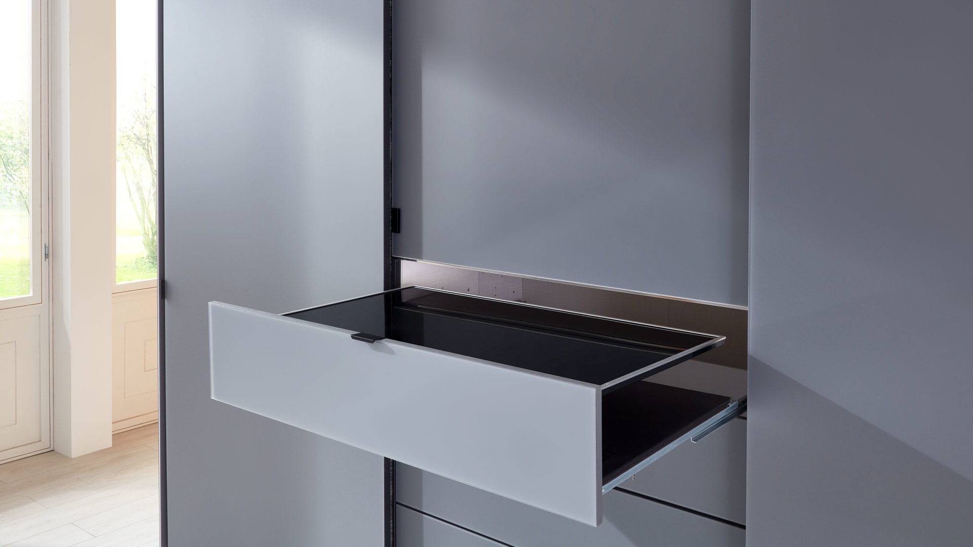 Kleiderschrank Staud aus Glas in Grau STAUD Schwebetürenschrank Media mit TV-Nische Vulkan – drei Türen, fünf Schubladen, Breite ca. 336 cm