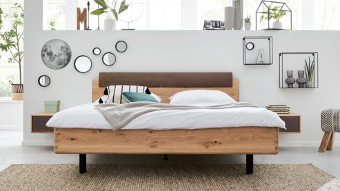 Bettgestell Interliving aus Holz in Grau Interliving Schlafzimmer Serie 1015 – Bettgestell sienafarbener Bezug Kano 9811 & Wildeiche – Liegefläche ca. 200 x 200 cm