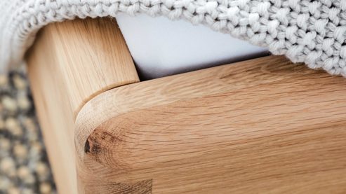 Bettgestell Interliving aus Holz in Grau Interliving Schlafzimmer Serie 1015 – Bettgestell sienafarbener Bezug Kano 9811 & Wildeiche – Liegefläche ca. 160 x 200 cm