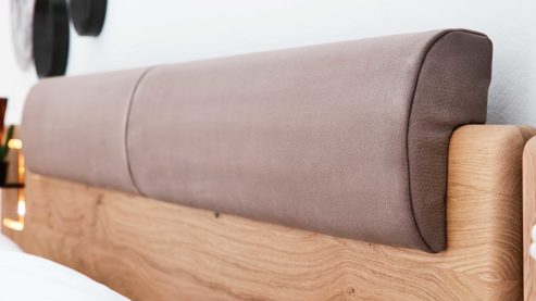 Bettgestell Interliving aus Holz in Grau Interliving Schlafzimmer Serie 1015 – Bettgestell sienafarbener Bezug Kano 9811 & Wildeiche – Liegefläche ca. 200 x 200 cm