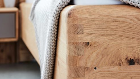 Bettgestell Interliving aus Holz in Grau Interliving Schlafzimmer Serie 1015 – Bettgestell sienafarbener Bezug Kano 9811 & Wildeiche – Liegefläche ca. 180 x 200 cm
