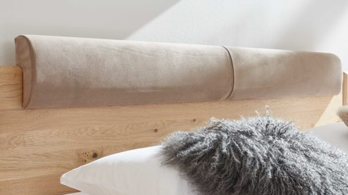 Bettgestell Interliving aus Holz in Grau Interliving Schlafzimmer Serie 1015 – Bettgestell sienafarbener Bezug Kano 9811 & Wildeiche – Liegefläche ca. 200 x 200 cm