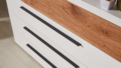 Kombikommode Interliving aus Holz in Weiß Interliving Schlafzimmer Serie 1025 – Kombikommode Weiß & Balkeneiche gehackt - vier Schubladen, eine Tür