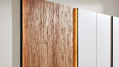Kleiderschrank Interliving aus Holz in Weiß Interliving Schlafzimmer Serie 1025 – Kleiderschrank Weiß & Balkeneiche gehackt - sechs Türen, Breite ca. 299 cm