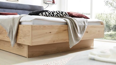Bettgestell Interliving aus Holz in Anthrazit Interliving Schlafzimmer Serie 1023 – Bettgestell schwebend, Liegefläche ca. 160 x 200 cm - Balkeneiche & Anthrazit