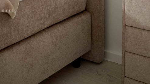 Boxspringbett Interliving aus Stoff in Beige Interliving Bettensystem Serie 1420 - Boxspringbett mit Maßkopfteil beige Chenille Toni & Füße K08-10 - Liegefläche ca. 180 x 200 cm