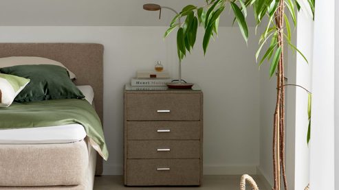 Nachtkommode Interliving aus Stoff in Beige Interliving Bettensystem Serie 1420 - Nachtkommode beige Chenille Toni - vier Schubladen, Breite ca. 50 cm