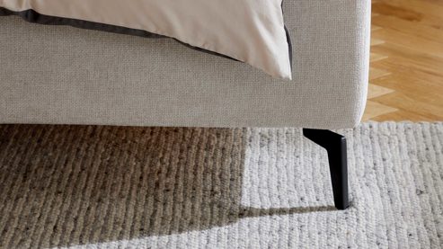 Polsterbett Interliving aus Stoff in Creme Interliving Bettensystem Serie 1420 - Polsterbett naturfarbener Bezug Harry & schwarze Metallfüße W010-15 M01 - Liegefläche ca. 180 x 200 cm