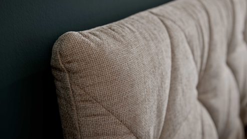 Polsterbett Interliving aus Stoff in Creme Interliving Bettensystem Serie 1420 - Polsterbett naturfarbener Bezug Harry & schwarze Metallfüße W010-15 M01 - Liegefläche ca. 180 x 200 cm