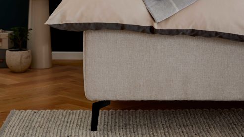 Polsterbett Interliving aus Stoff in Creme Interliving Bettensystem Serie 1420 - Polsterbett naturfarbener Bezug Harry & schwarze Metallfüße W010-15 M01 - Liegefläche ca. 180 x 200 cm