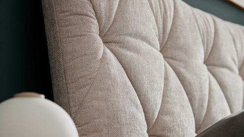 Polsterbett Interliving aus Stoff in Creme Interliving Bettensystem Serie 1420 - Polsterbett naturfarbener Bezug Harry & schwarze Metallfüße W010-15 M01 - Liegefläche ca. 180 x 200 cm