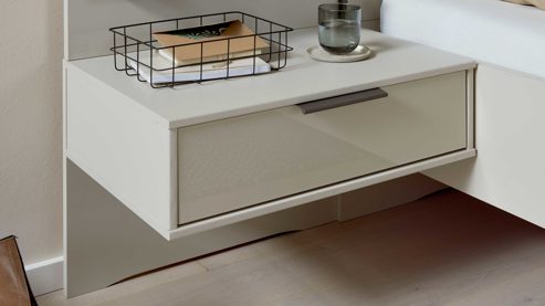 Komplettzimmer Interliving aus Holz in Hellgrau Interliving Schlafzimmer Serie 1035 – Komplettzimmer mit Polster-Bettanlage und Kommode Webstoff Sahara, Champagner & Riffholz - Liegefläche ca. 180 x 200 cm