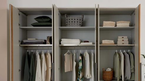 Komplettzimmer Interliving aus Holz in Hellgrau Interliving Schlafzimmer Serie 1035 – Komplettzimmer Champagner & Riffholz - vierteilig