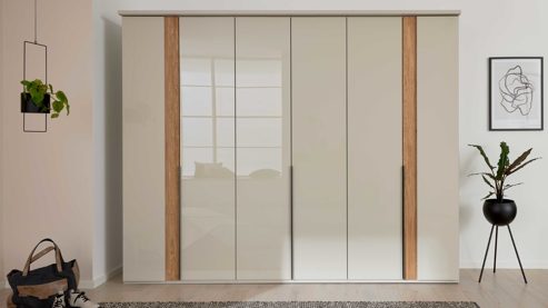 Kleiderschrank Interliving aus Holz in Hellgrau Interliving Schlafzimmer Serie 1035 – Kleiderschrank Champagner & Riffholz - sechs Türen, ca. 300 cm