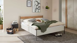 Bettgestell Interliving aus Holz in Hellgrau Interliving Schlafzimmer Serie 1035 – Bettgestell mit Holzeinlage Riffholz & Champagner - Liegefläche ca. 180 x 200 cm