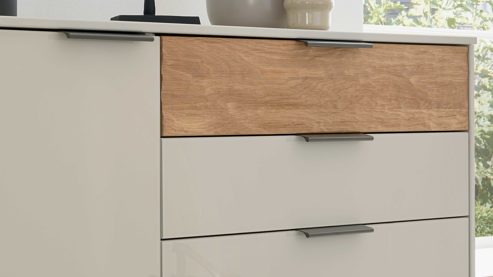 Kombikommode Interliving aus Holz in Hellgrau Interliving Schlafzimmer Serie 1035 – Kombikommode Champagner & Riffholz - eine Tür, fünf Schubladen, ca. 120 cm