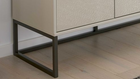 Kombikommode Interliving aus Holz in Hellgrau Interliving Schlafzimmer Serie 1035 – Kombikommode Champagner & Riffholz - eine Tür, fünf Schubladen, ca. 120 cm