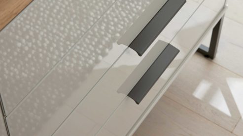 Kombikommode Interliving aus Holz in Hellgrau Interliving Schlafzimmer Serie 1035 – Kombikommode Champagner & Riffholz - eine Tür, fünf Schubladen, ca. 120 cm