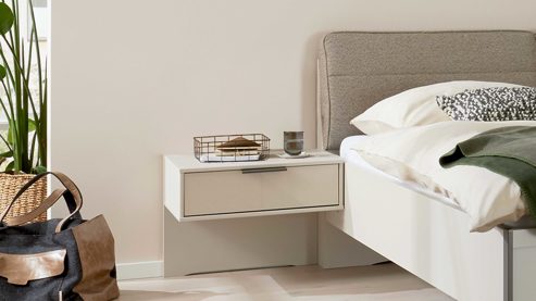 Bettgestell Interliving aus Holz in Hellgrau Interliving Schlafzimmer Serie 1035 – Bettgestell mit Holzeinlage und Beimöbeln Riffholz & Champagner - fünfteilig, Liegefläche ca. 180 x 200 cm