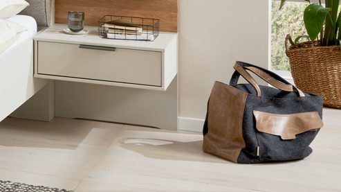 Bettgestell Interliving aus Holz in Grau Interliving Schlafzimmer Serie 1035 – Bettgestell mit Polsterkopfteil und Beimöbeln Webstoff Sahara, Riffholz & Champagner - fünfteilig, Liegefläche ca. 180 x 200 cm