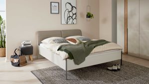 Bettgestell Interliving aus Holz in Grau Interliving Schlafzimmer Serie 1035 – Bettgestell mit Polsterkopfteil grauer Webstoff & Champagner - Liegefläche ca. 180 x 200 cm