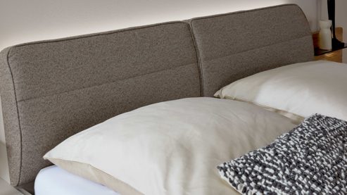 Bettgestell Interliving aus Holz in Grau Interliving Schlafzimmer Serie 1035 – Bettgestell mit Polsterkopfteil und Beimöbeln Webstoff Sahara, Riffholz & Champagner - fünfteilig, Liegefläche ca. 180 x 200 cm