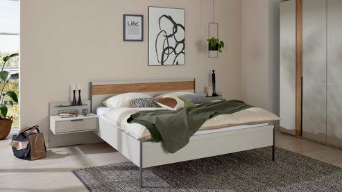 Bettgestell Interliving aus Holz in Hellgrau Interliving Schlafzimmer Serie 1035 – Bettgestell mit Holzeinlage und Beimöbeln Riffholz & Champagner - fünfteilig, Liegefläche ca. 180 x 200 cm